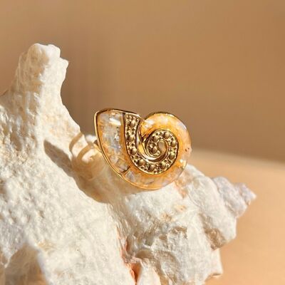 Anello regolabile in acciaio inossidabile con madreperla a forma di lumaca di mare