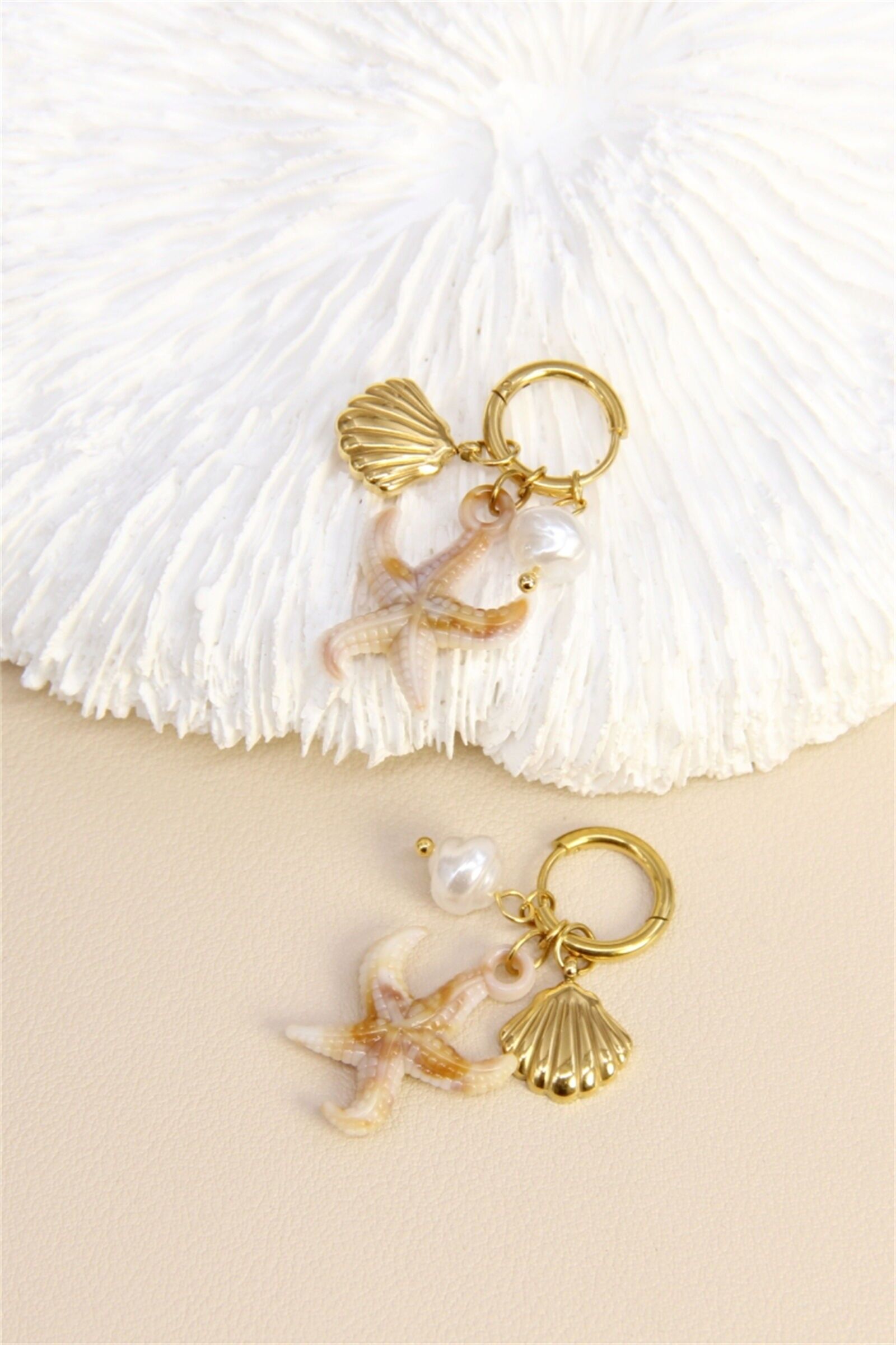 Seestern-Ohrringe – goldene Muschel & perlmuttartige Perle