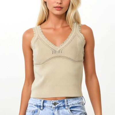 Top de punto acanalado beige con cuello en V festoneado