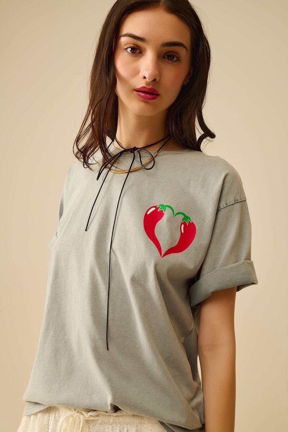 Maglietta grafica grigia con scritta Spicy Love