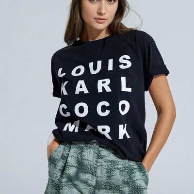 T-shirt nera con loghi di nomi famosi sul davanti