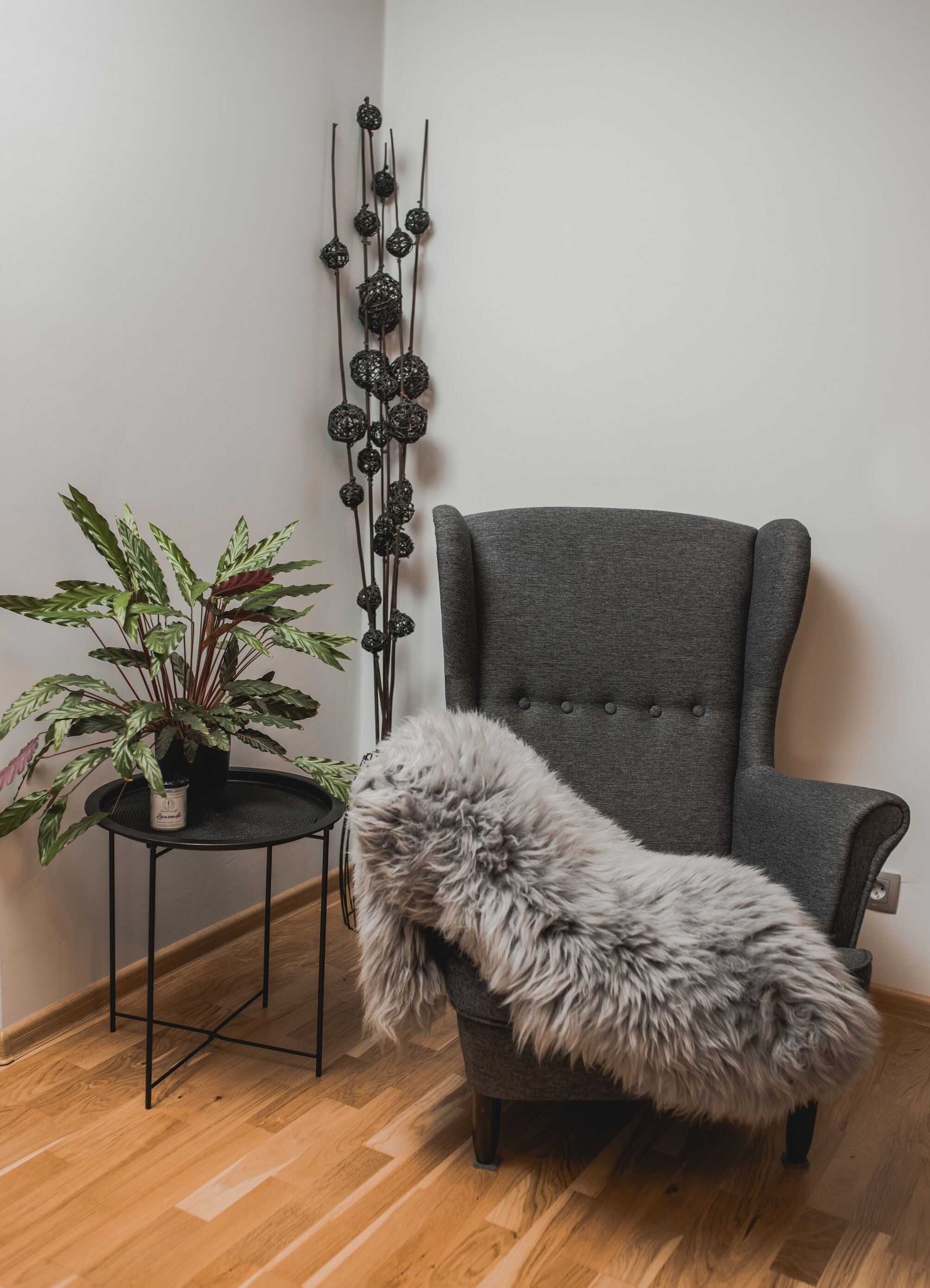 Tappeto in vera pelle di pecora tinta grigia, in morbida lana, per un effetto Hygge (90-100 cm)