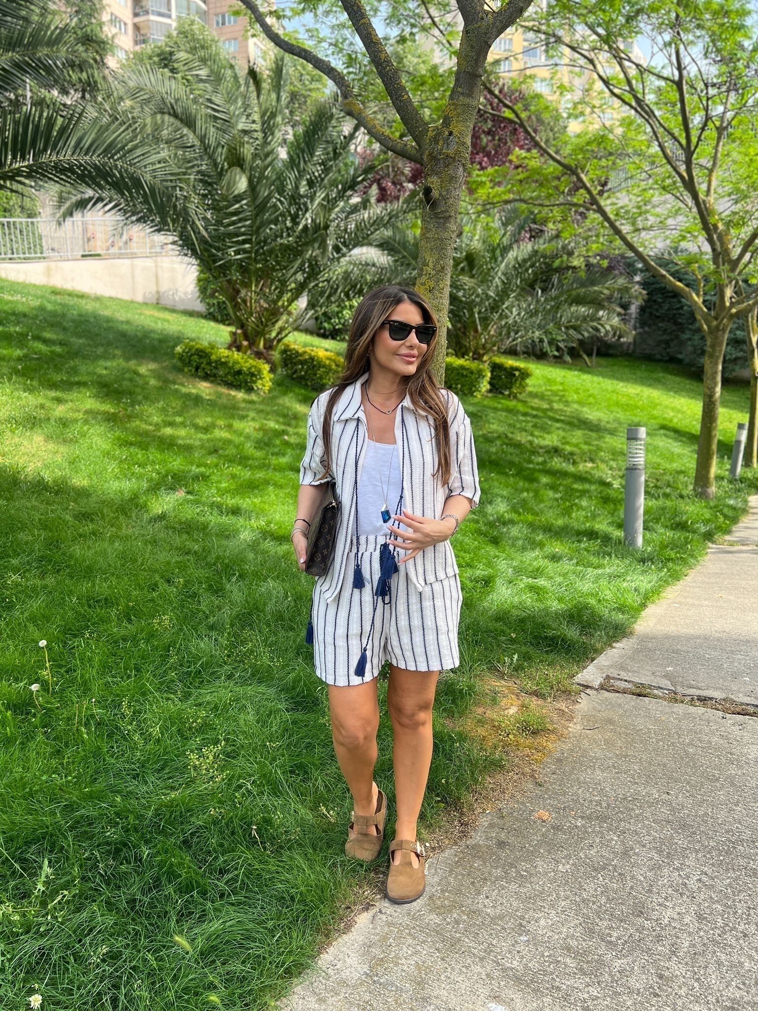 Camicia a righe SARS con nodi allacciati sul davanti