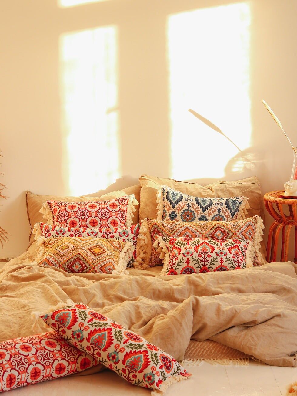"Marguerite daisy" bolster with fringe
