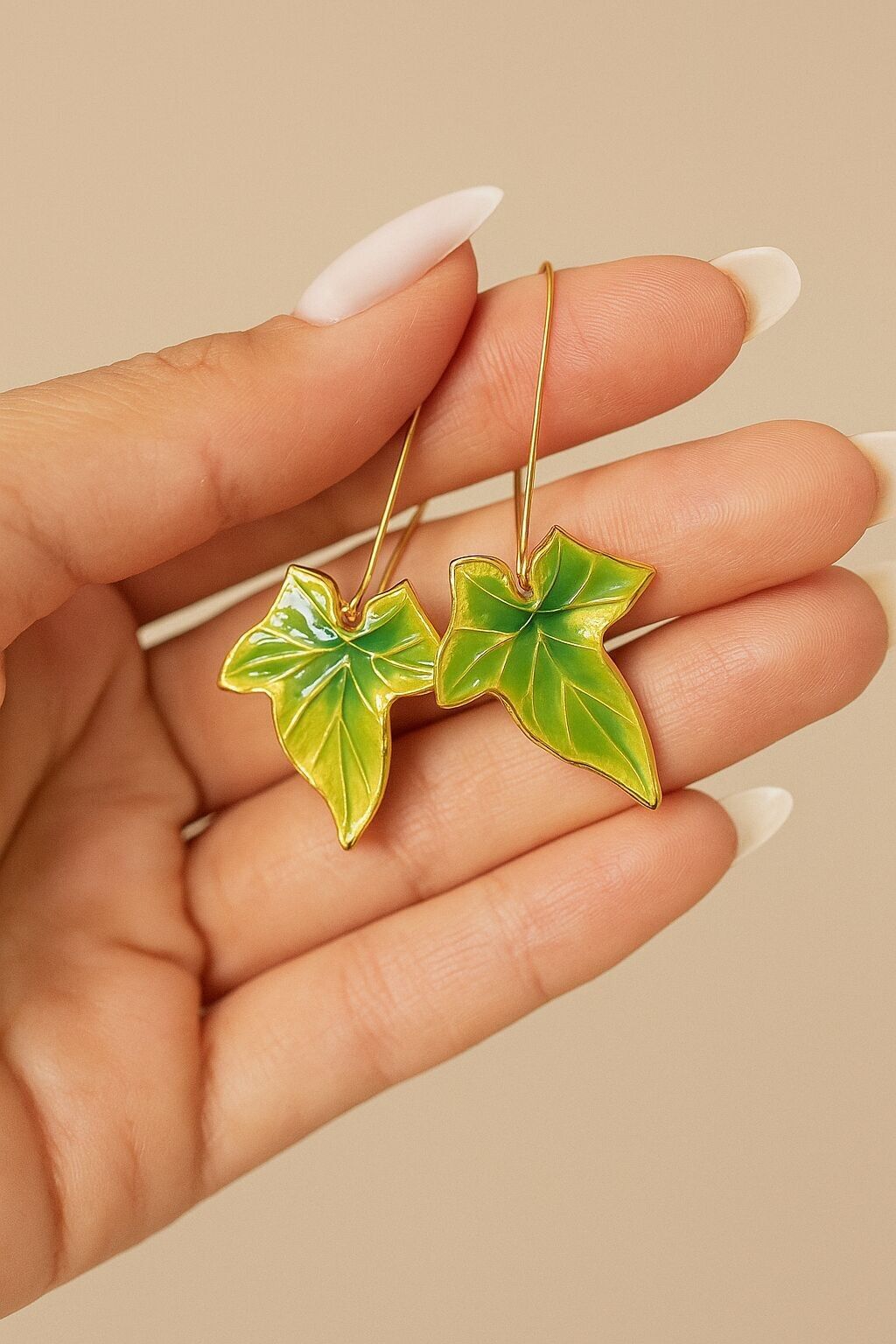 Orecchini con foglie di edera verde