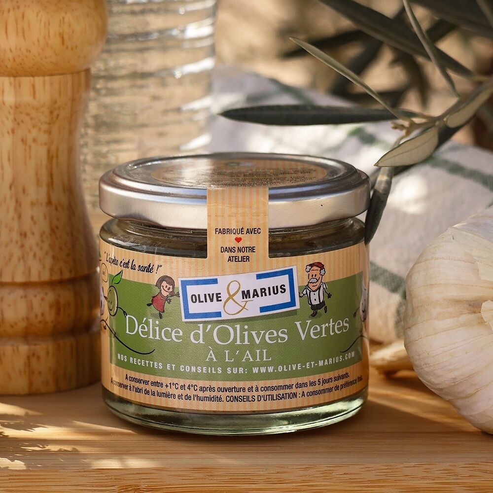 Freude an grünen Oliven mit Knoblauch