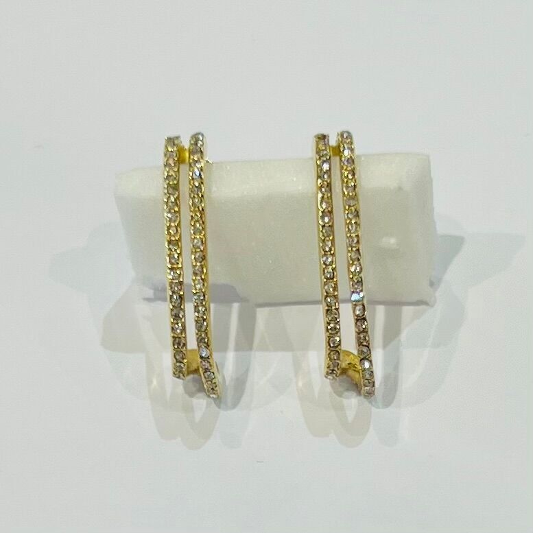 Rechteckige Creolen aus Stahl mit glänzenden Strasssteinen