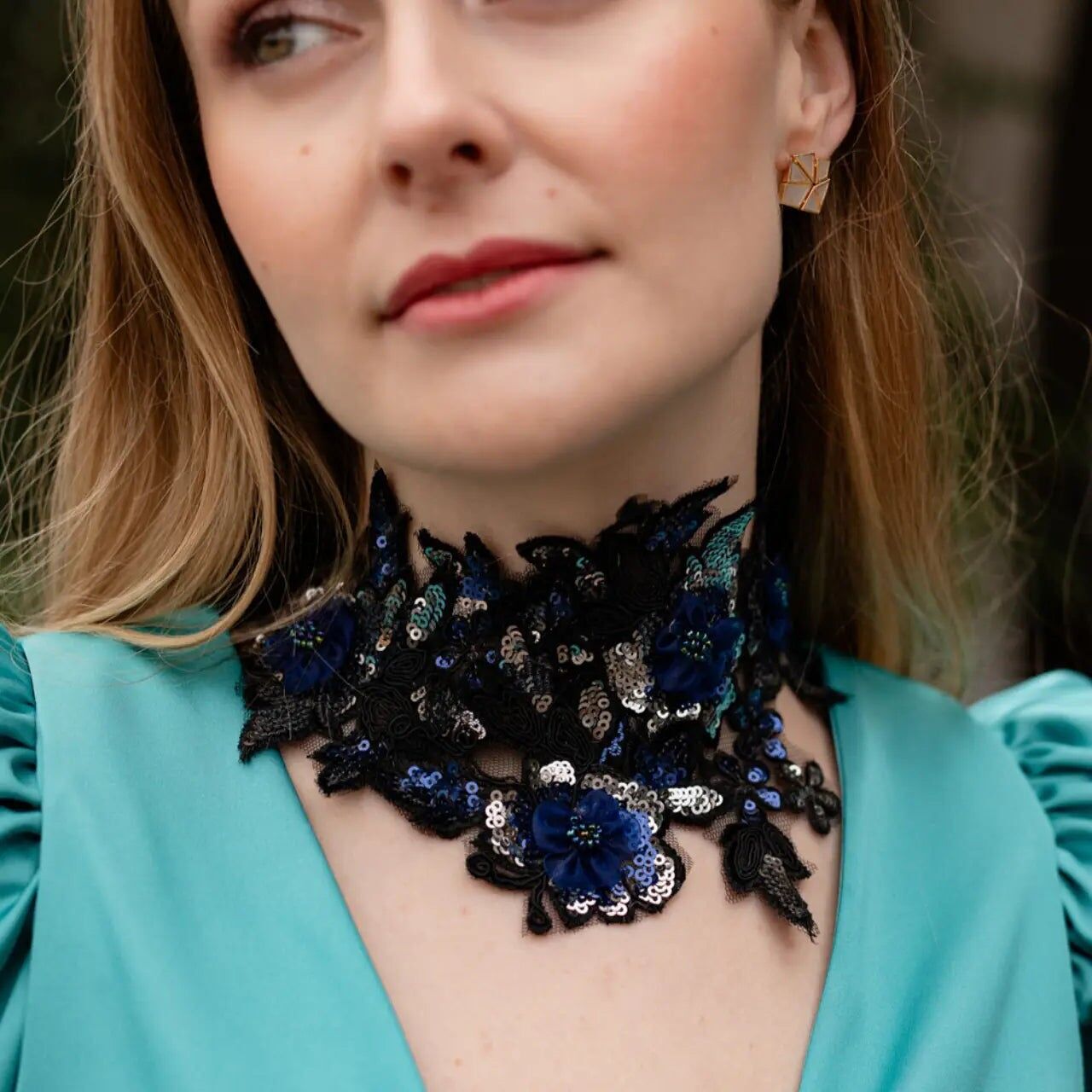 Blaue und schwarze Azuría-Halskette mit Stickerei