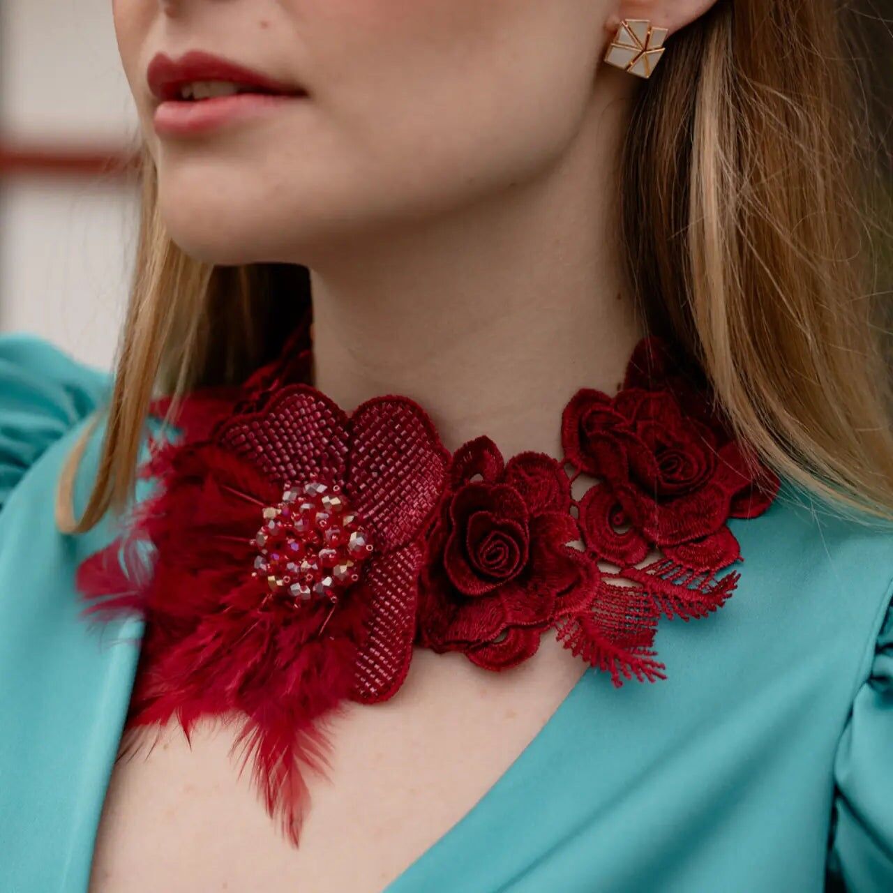 Halskette mit bestickter Feder in Granatrot und Burgunderrot