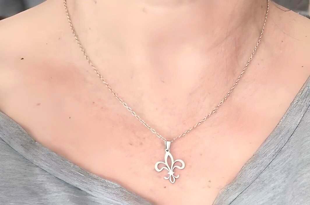 Collana in acciaio inossidabile con giglio