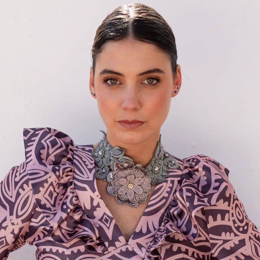 Graue Florisel-Halskette mit Stickerei