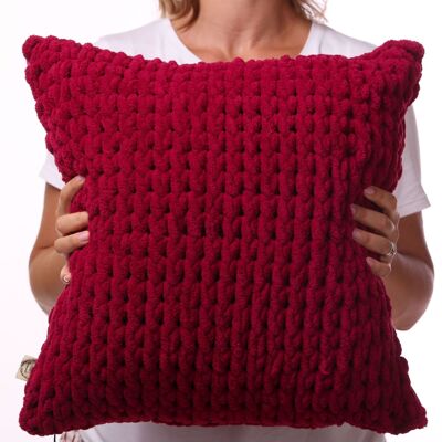 Coussin doux tricoté main framboise