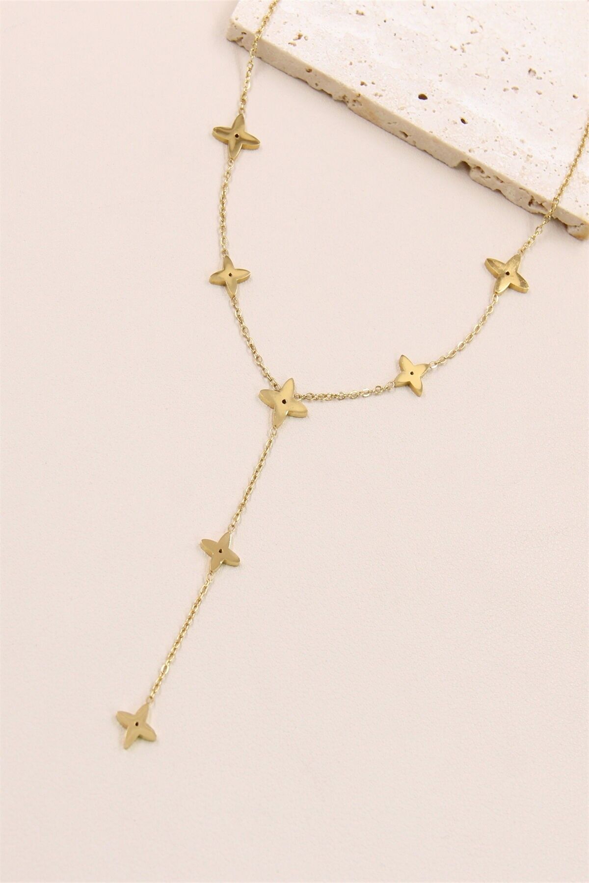 Sternkette im Y-Design aus Edelstahl: Ein Accessoire mit auffälligem Stil