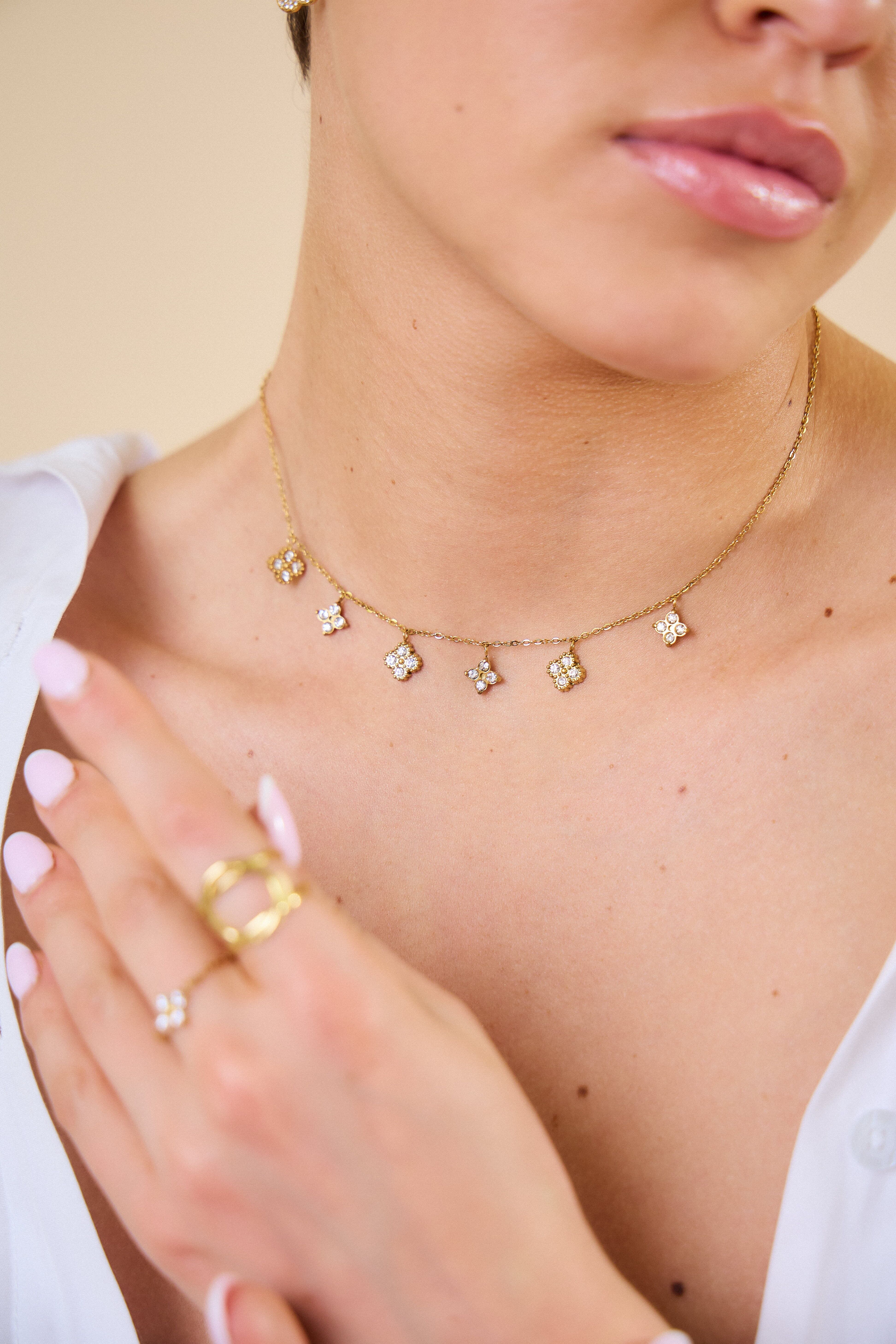 Halskette mit Kleeblatt-Stern-Charm aus Edelstahl: Stil und Charme