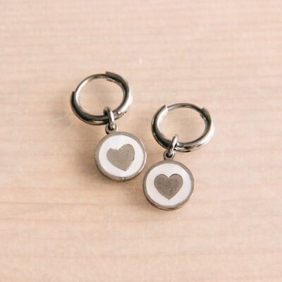 CB304 - Stainless steel hoop earrings with round charm with heart – silver/mother-of-pearl