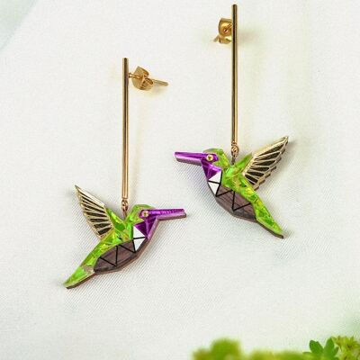Boucles d'oreilles pendantes colibri de Little Costa en bois exotique recyclé et verre acrylique coloré, de jolis petits bijoux d'oiseaux