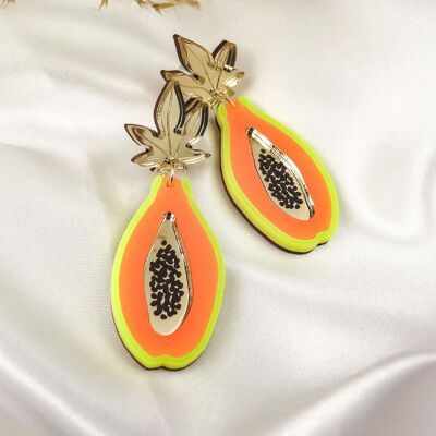 Pendientes de papaya acrílicos vibrantes en naranja neón y verde con reflejos dorados espejados.