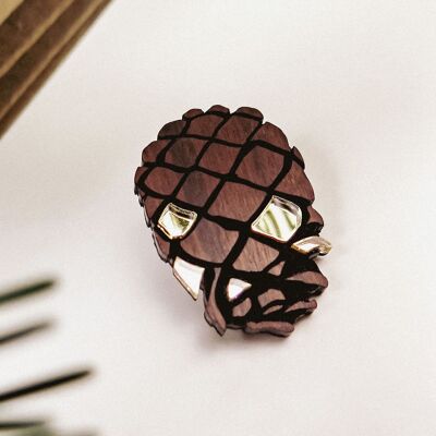 Broche pomme de pin en bois recyclé avec détails en acrylique miroir doré