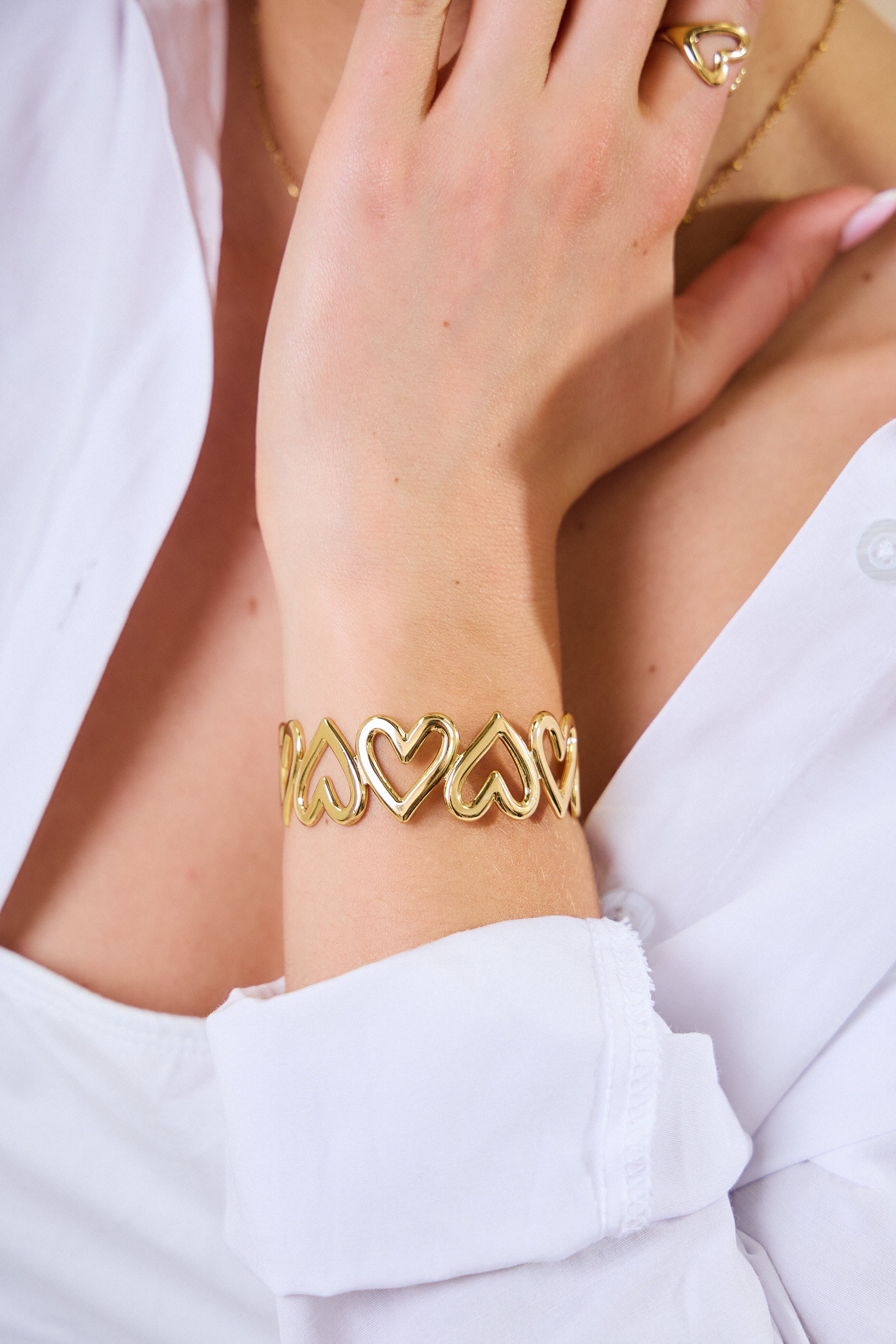 Herz-Armreif aus Edelstahl: Natürlicher und trendiger Look