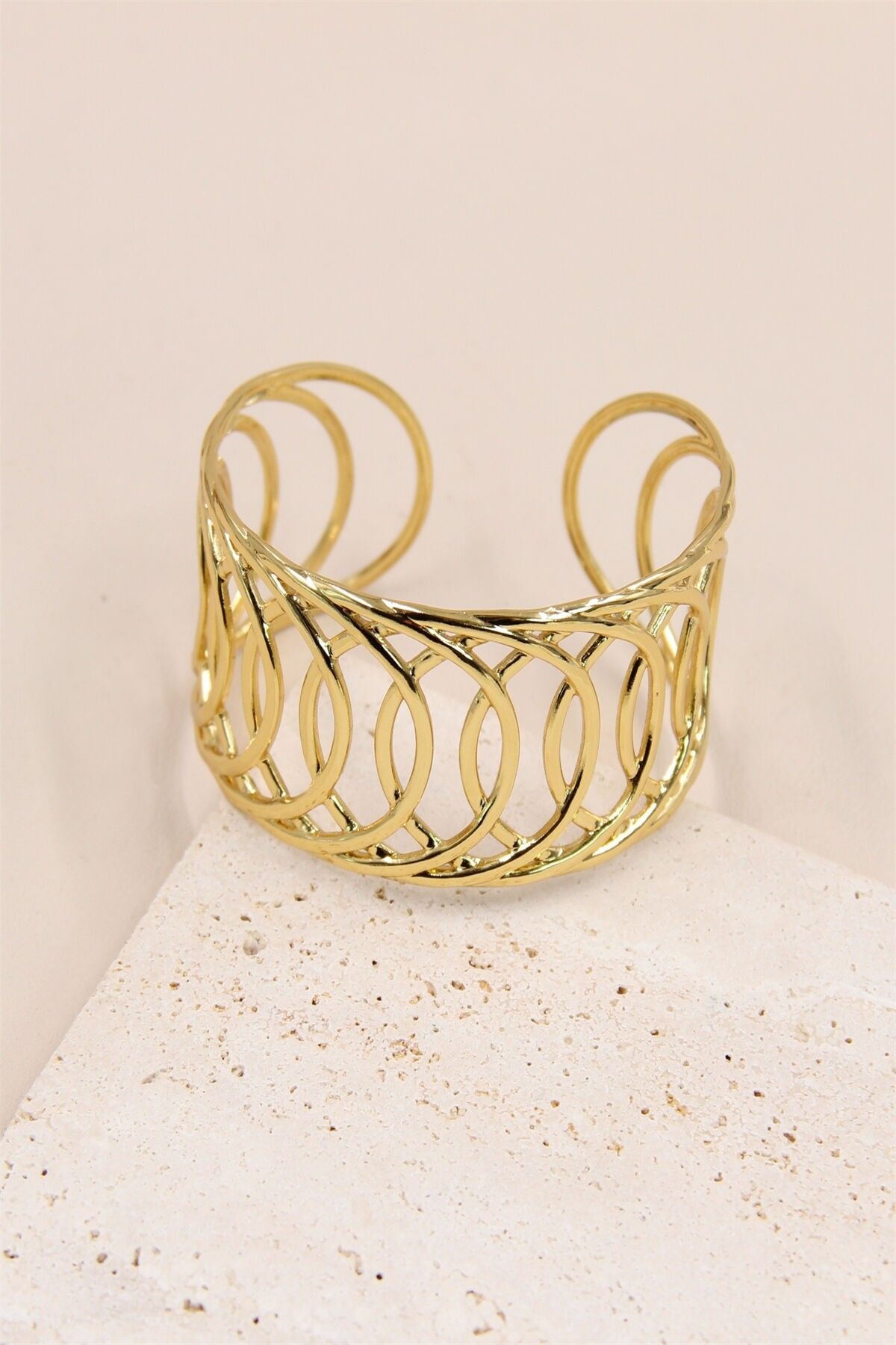 Armreif aus Edelstahl mit Kreisen – Eleganz und Modernität