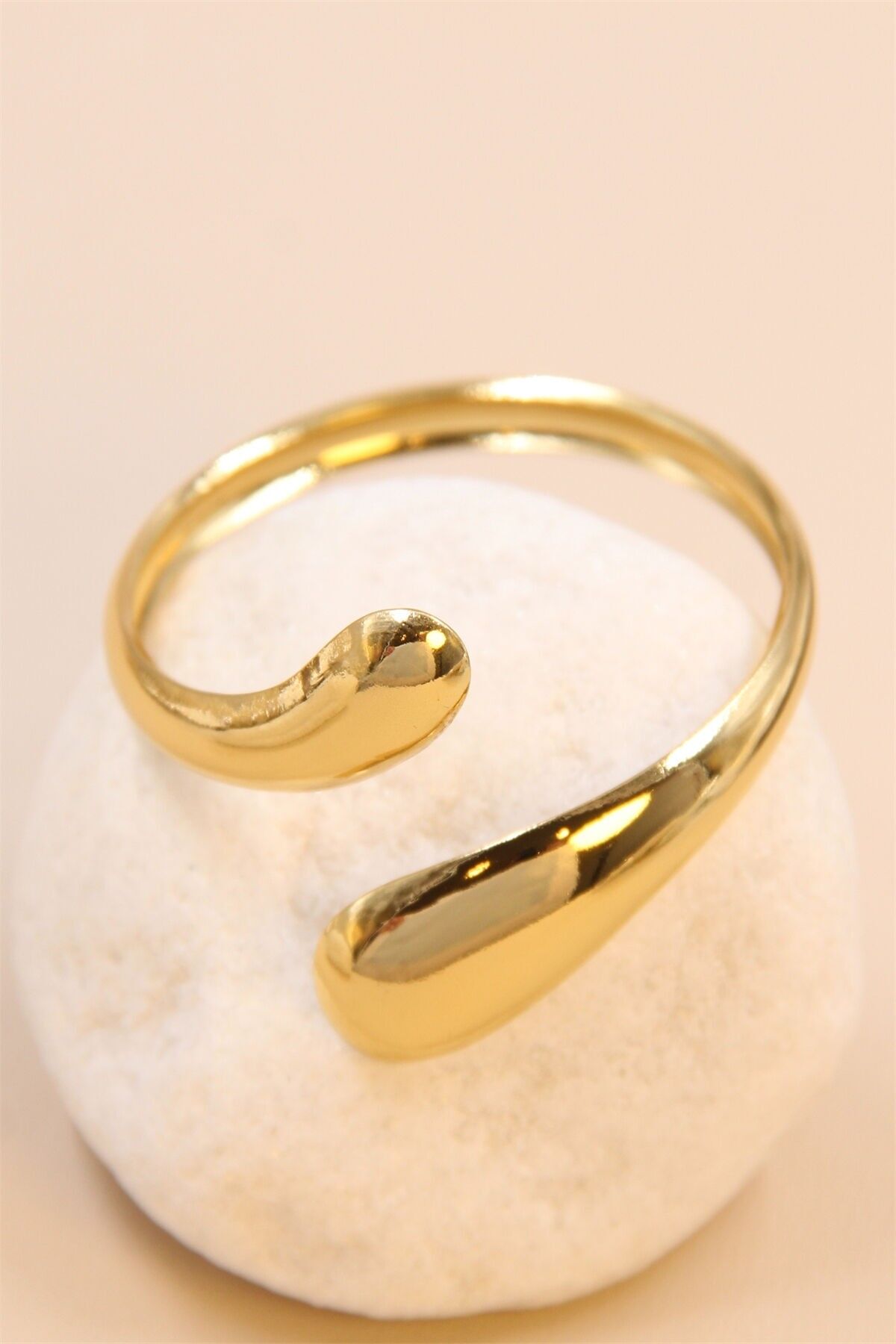 Bracelet manchette ajustable en acier inoxydable doré - Élégance et Flexibilité