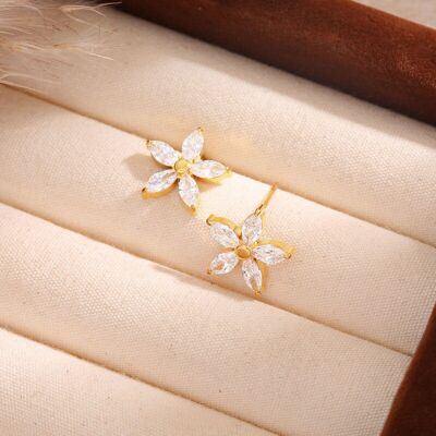 Pendientes marquesa con circonitas y flores doradas