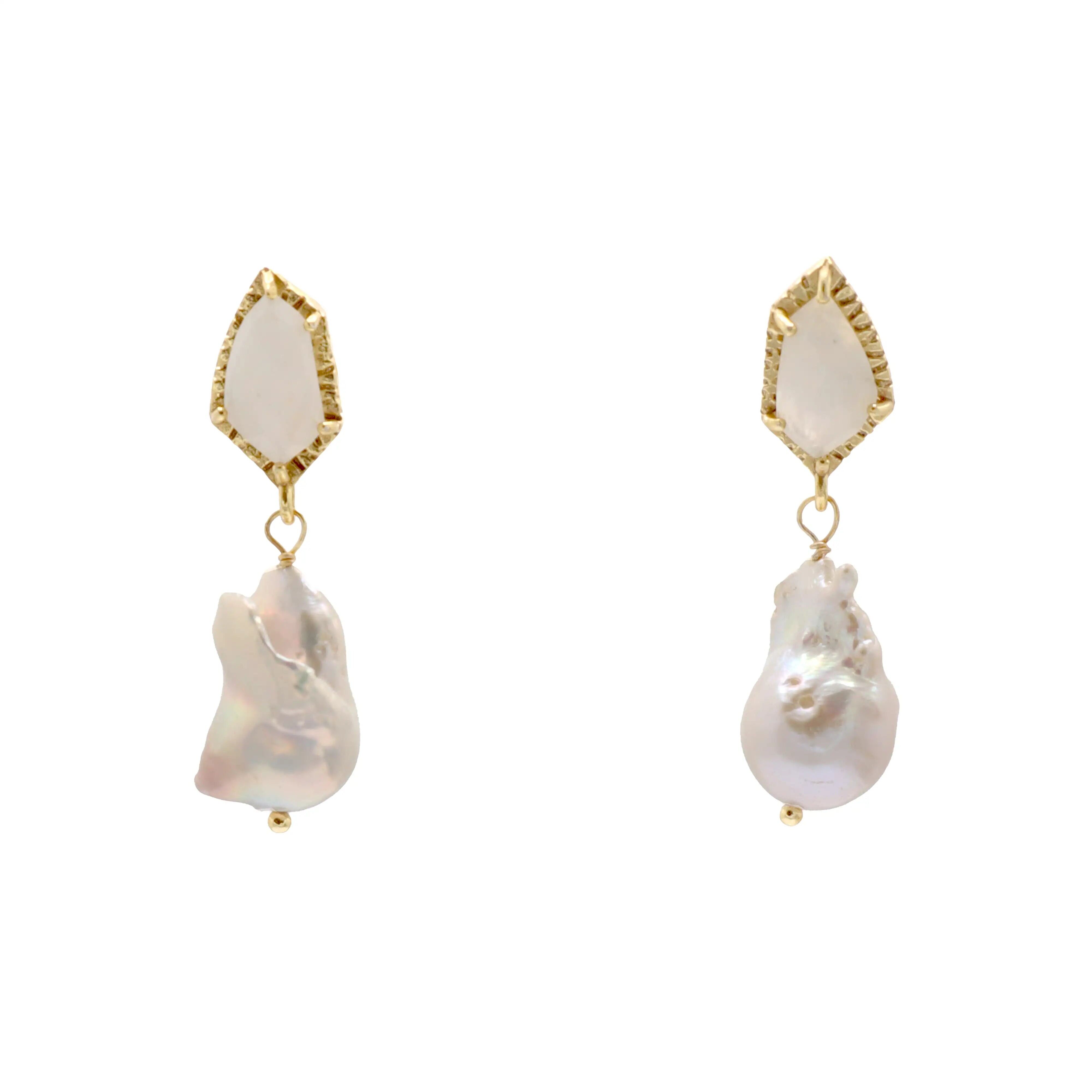 Orecchini con perle, pietra di luna e perle