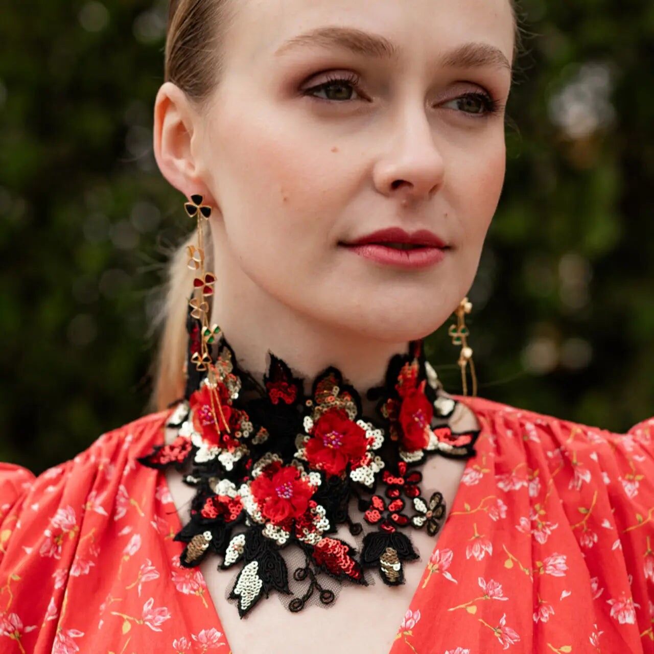 Collana ricamata in cremisi nero, rosso e oro