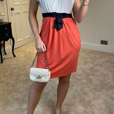 Robe courte décontractée à manches courtes et col cache-cœur avec nœud en blanc et rose