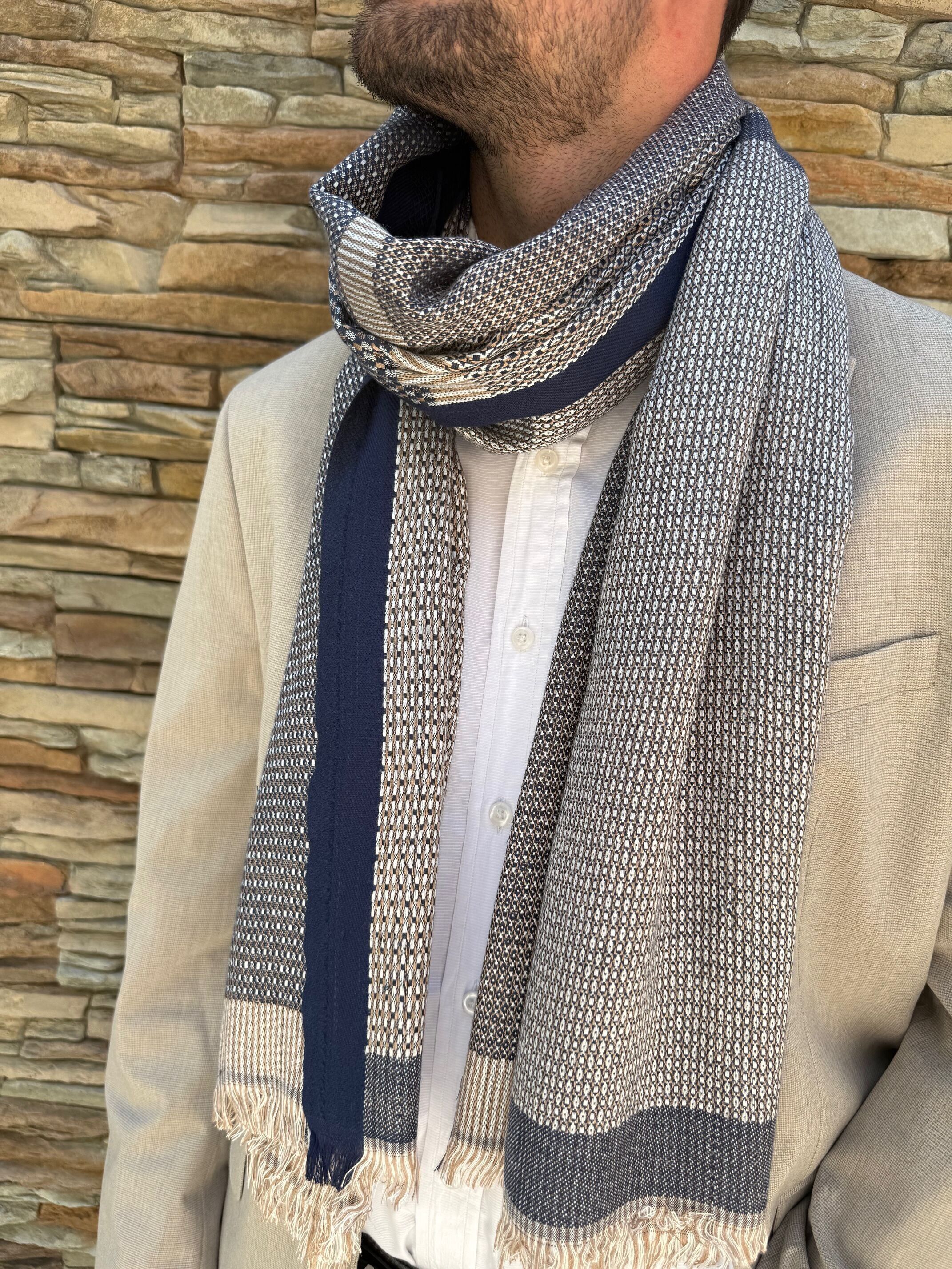 Bufanda de hombre elegante y atemporal de entretiempo.