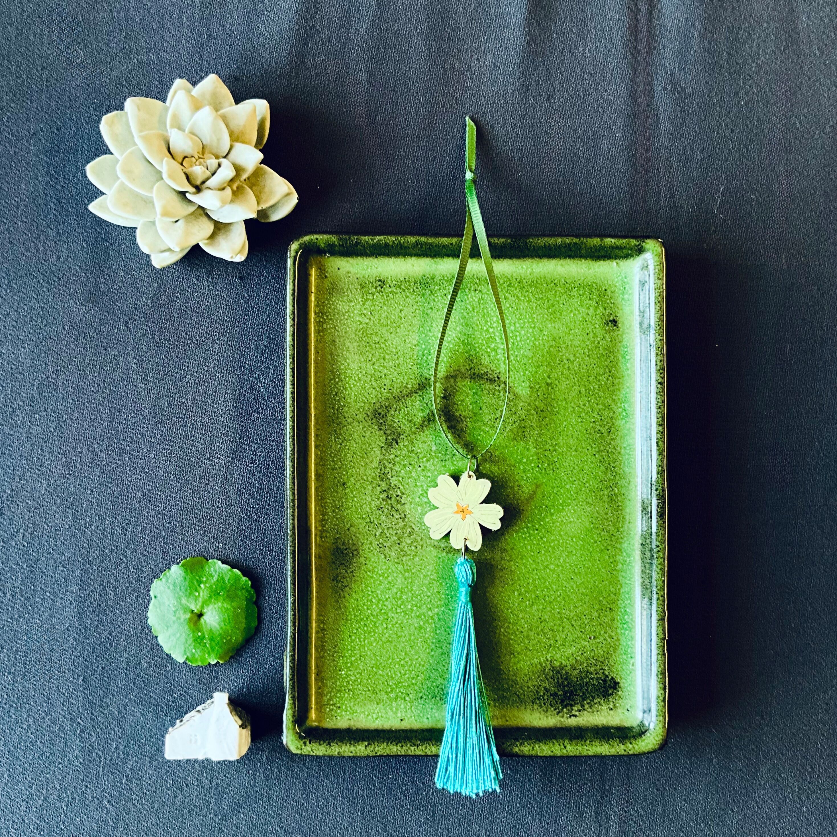 Décoration à pompons en primevère