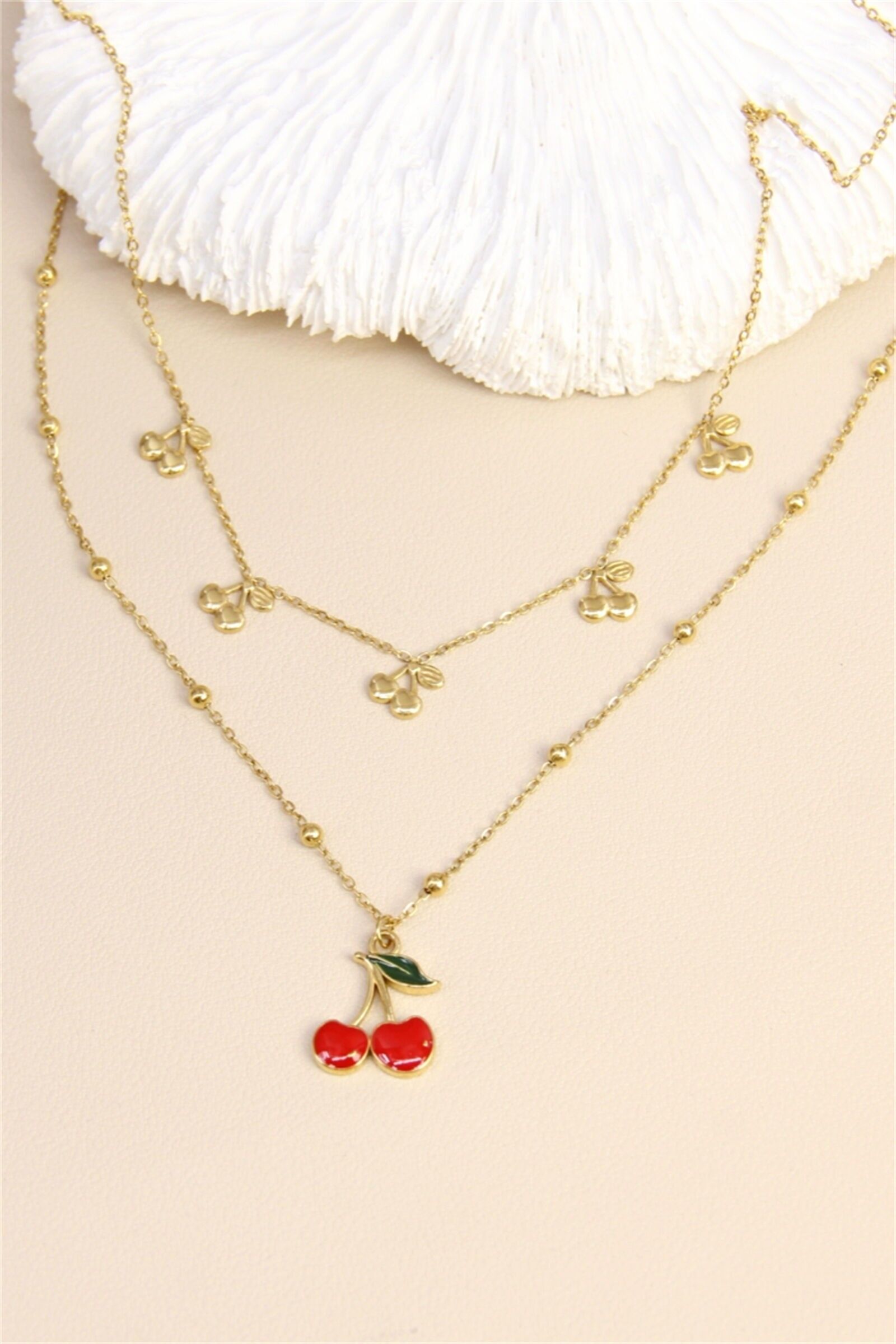 Collier double rang doré – Pampilles cerises & pendentif émaillé rouge