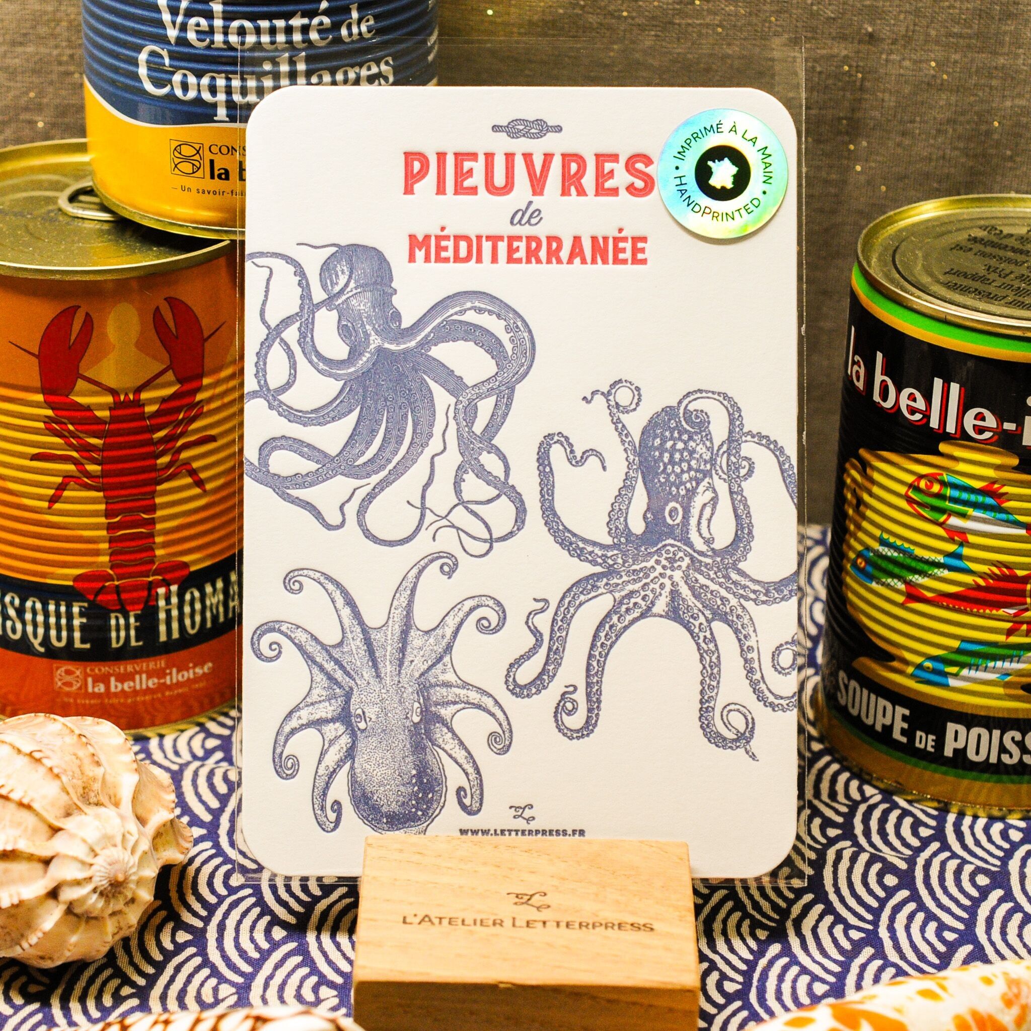 Carta tipografica di polpo mediterraneo, mare, estate, pesce, vintage, carta molto spessa, rilievo, blu, rosso