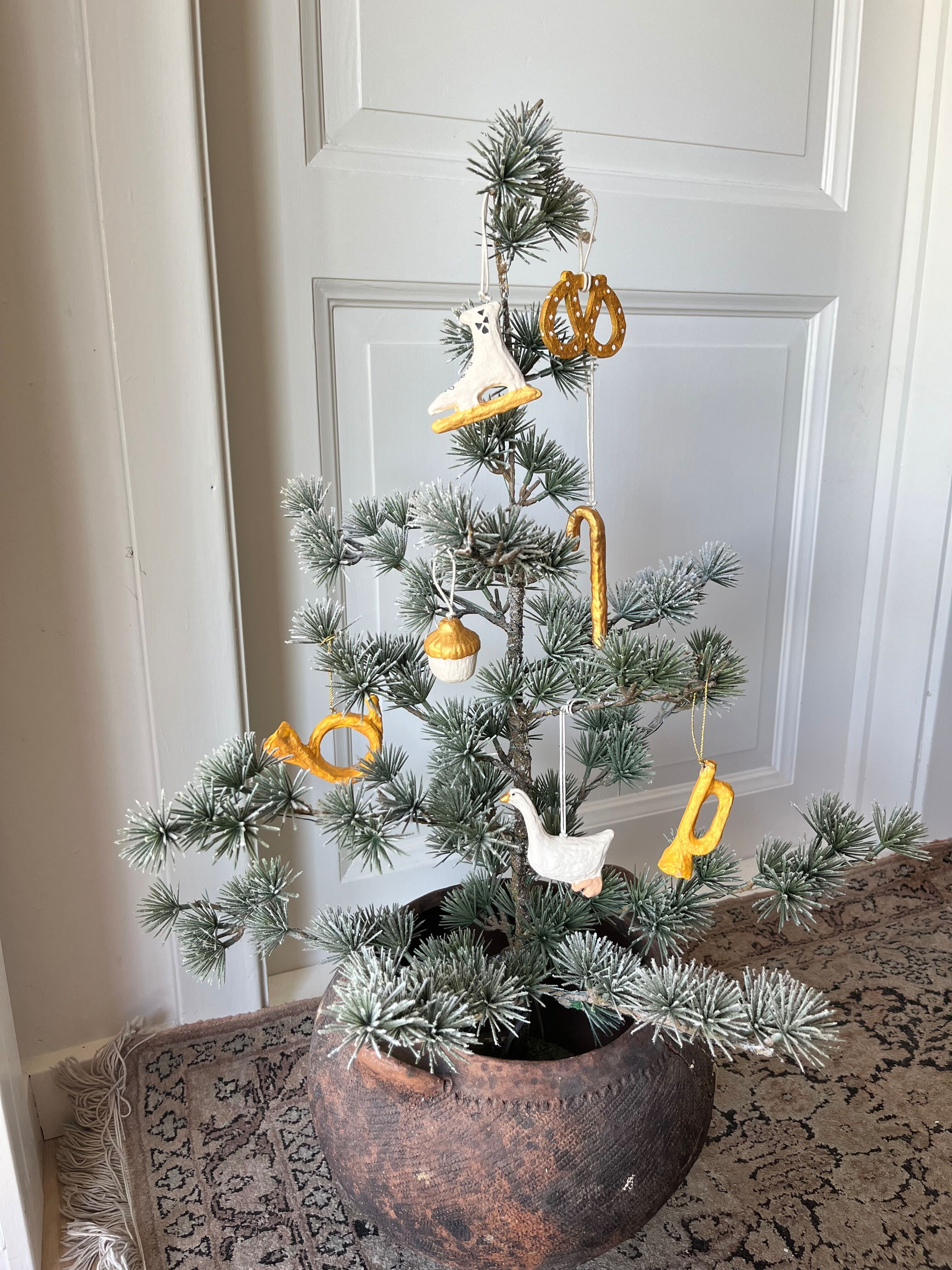 Adorno de bastón de caramelo con acabado dorado