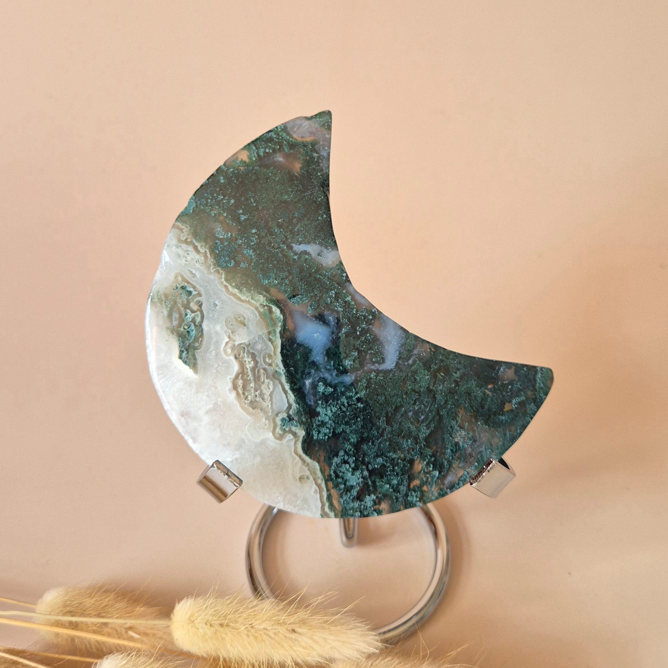 Pierre précieuse XL en agate mousse Lune sur support (druzy et motifs) n° 162 - 127 g