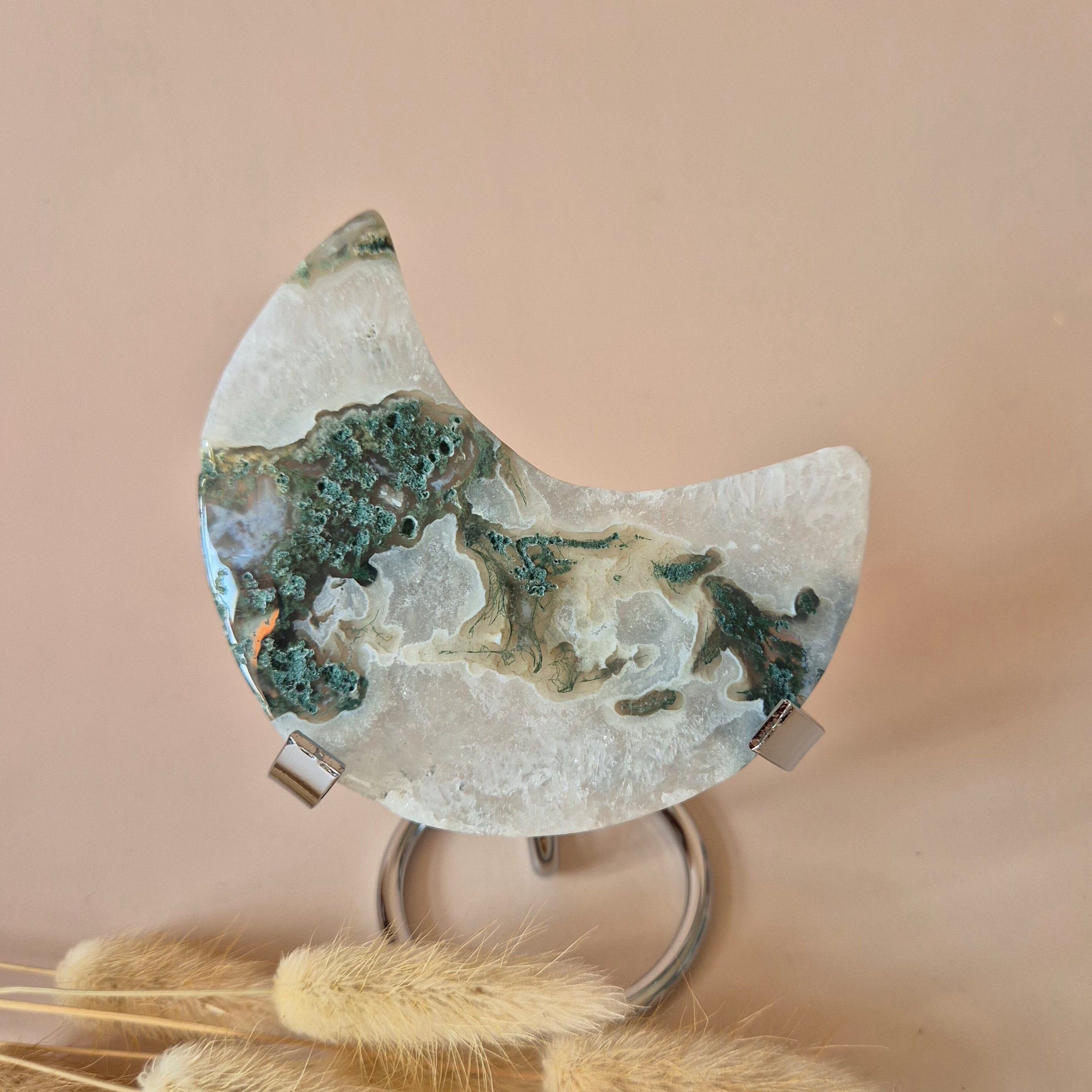 Pierre précieuse XL en agate mousse Lune sur support (druzy et motifs) n° 165 - 137 g