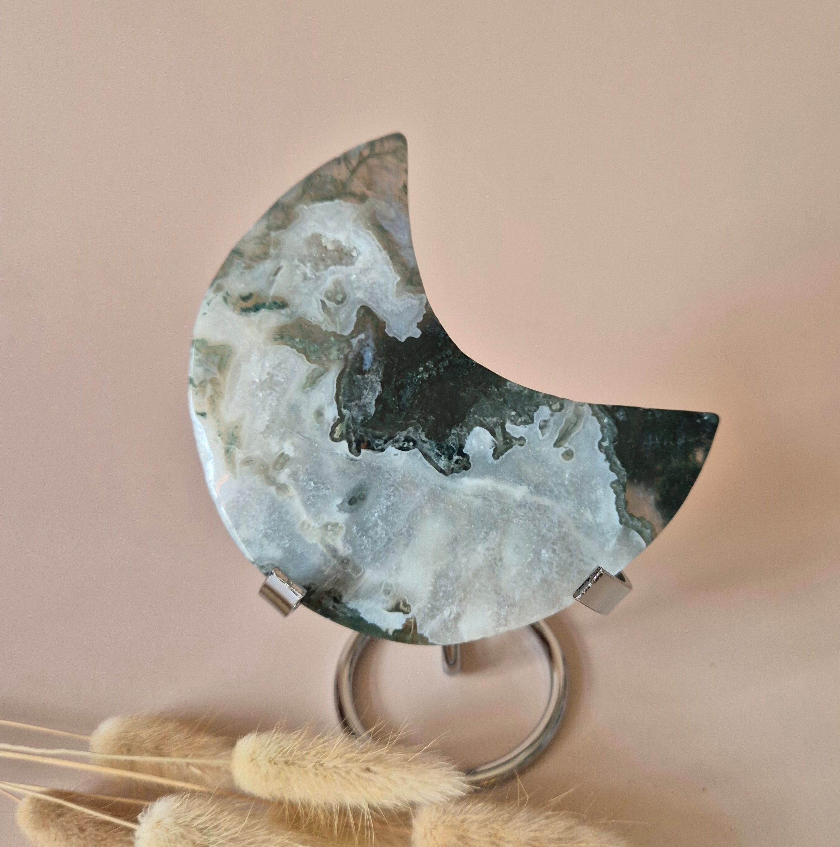 Pierre précieuse XL en agate mousse Lune sur support (druzy et motifs) n° 166 - 209 g