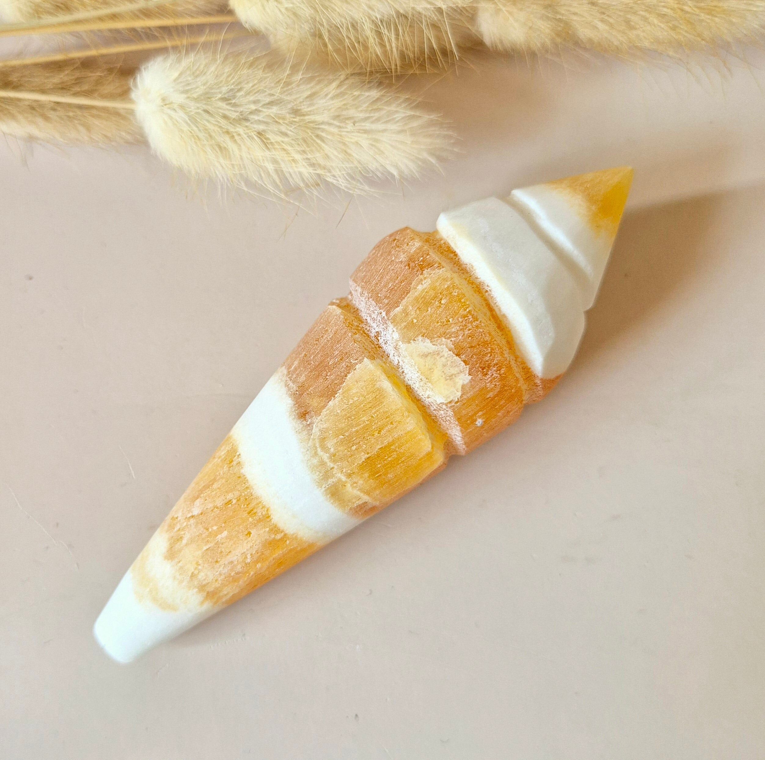 Cône de glace sculpté en calcite jaune – 8 cm | Décoration et booster d'énergie