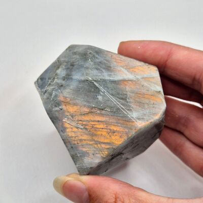 Pierre précieuse de forme libre en labradorite – 200 grammes