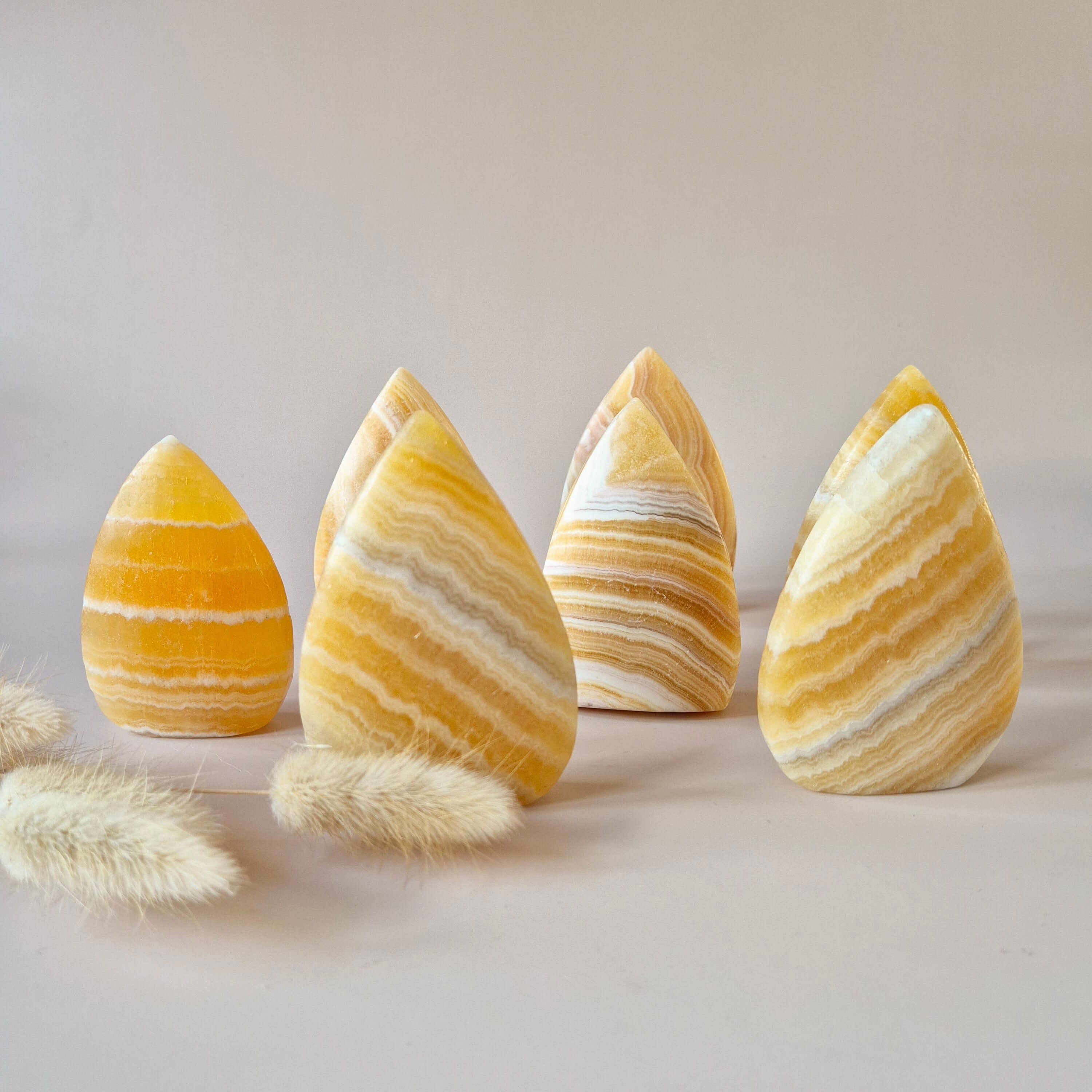 Calcite jaune - Flamme de cristal de pierre précieuse debout en forme de larme 7-9 cm