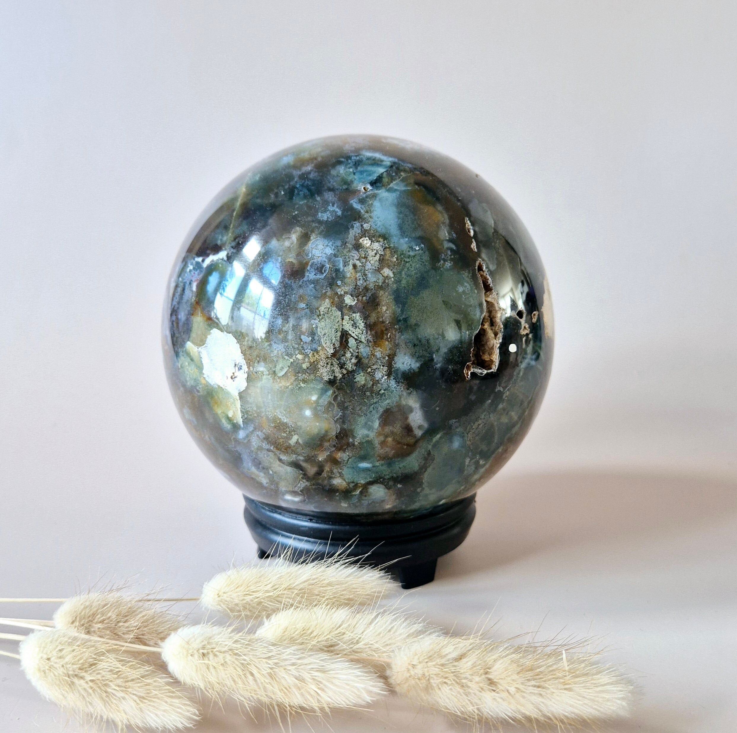 Boule d'agate mousse XL sur support – 12,5 cm – 2 538 g – Terreuse et apaisante