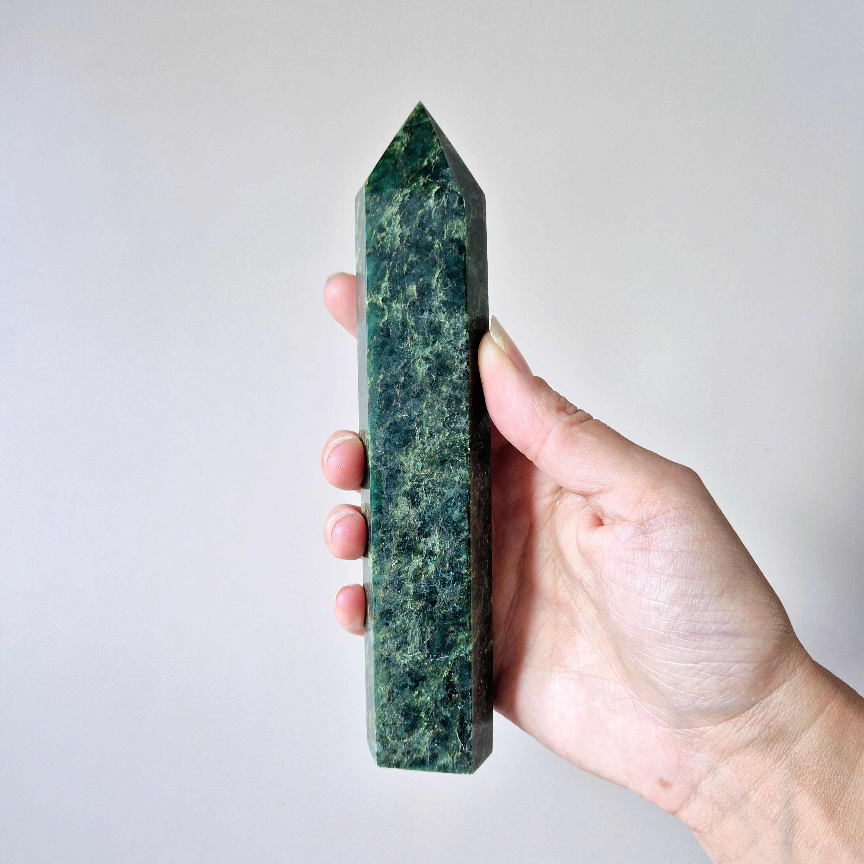 Obélisque en jade néphrite vert 16 cm – 290 g – Énergie puissante et intention pure