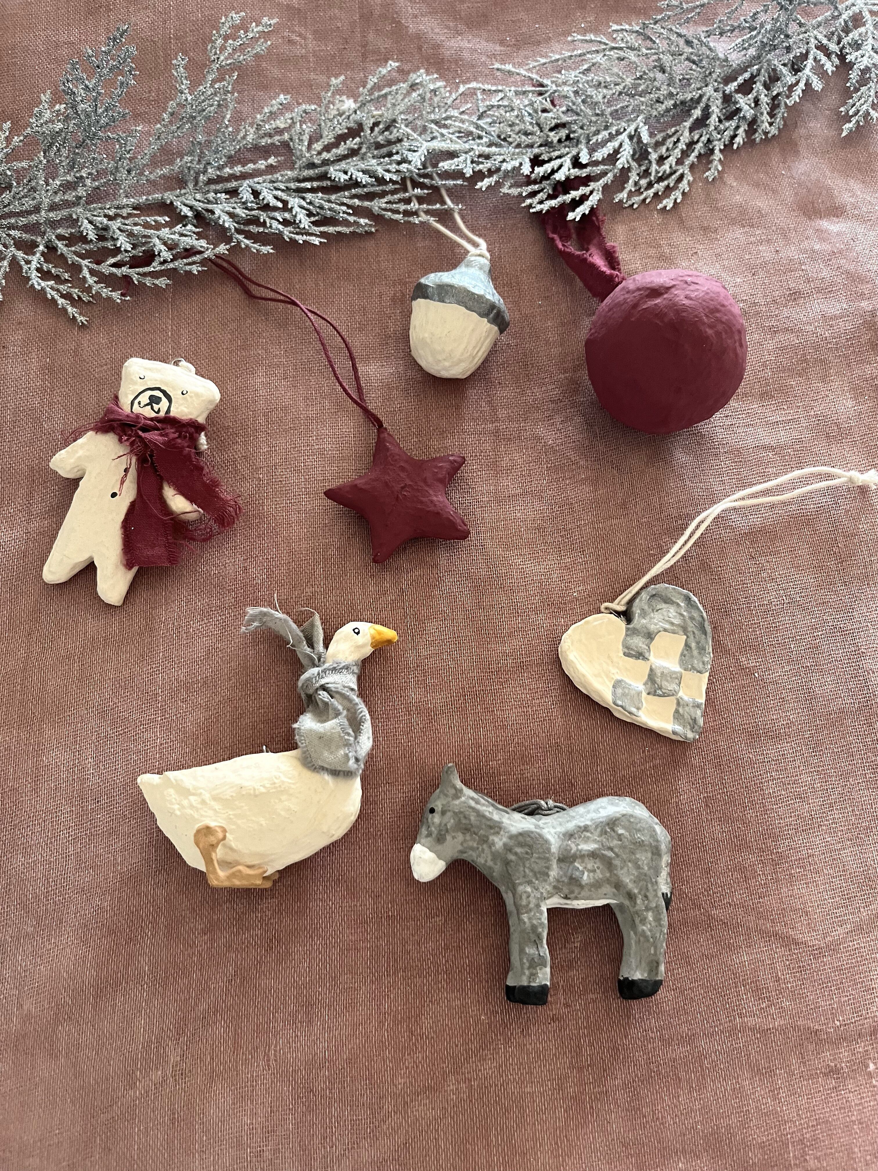 Adorno navideño de corazón tejido – Plateado