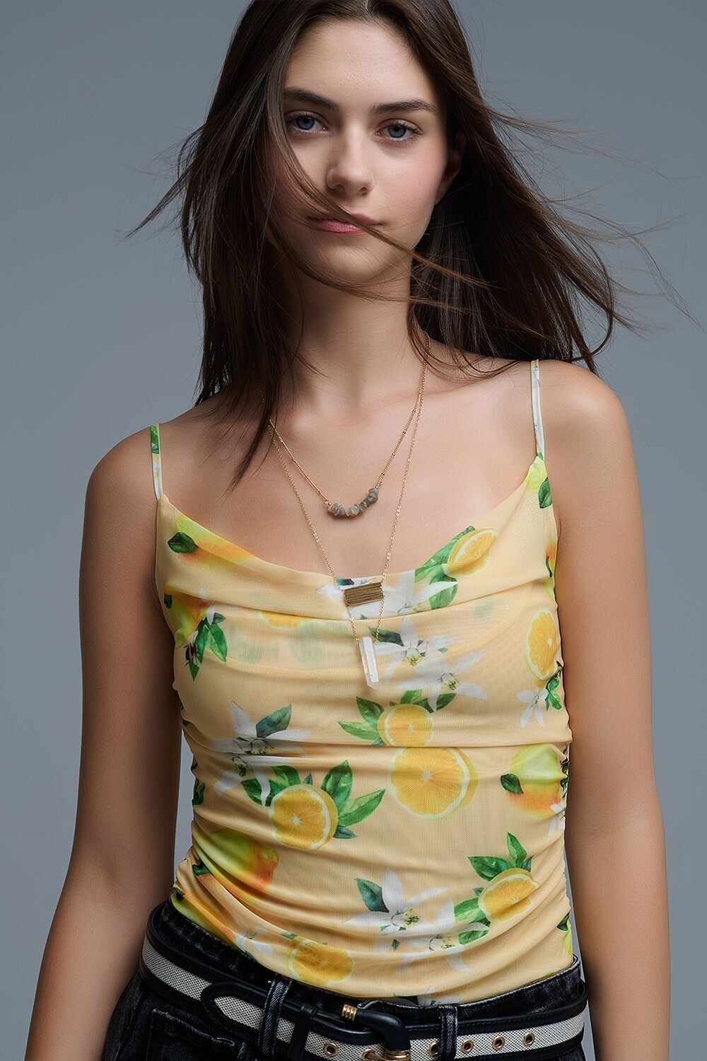 Top giallo con stampa di limoni in tessuto a rete