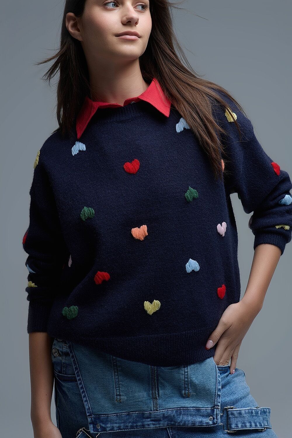 Maglione girocollo blu navy con cuori ricamati multicolori