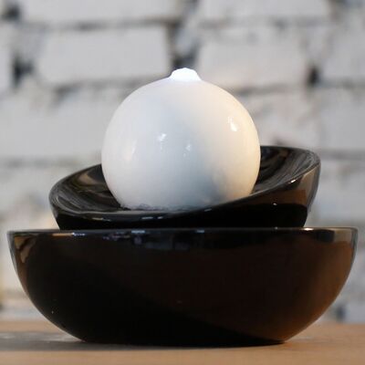 Zimmerbrunnen – Zen Flow – Crystal Line aus schwarzer und weißer Keramik – dekoratives Geschenk – Zen und entspannende Atmosphäre