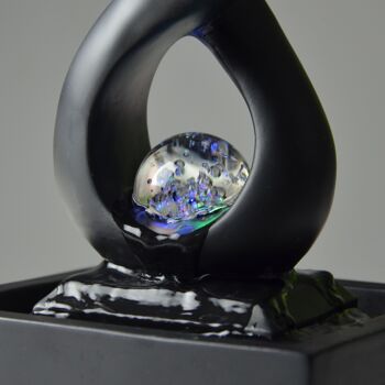 Fontaine d'Intérieur - Amor Noir - Moderne avec Lumière LED Coloré - Sculpture Amoureux Amovible – Décoration d’intérieur Contemporaine – Boule en Rotation 3