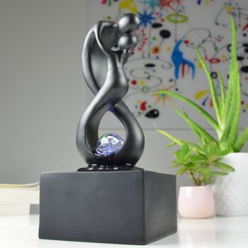 Fontaine d'Intérieur - Amor Noir - Moderne avec Lumière LED Coloré - Sculpture Amoureux Amovible – Décoration d’intérieur Contemporaine – Boule en Rotation 6