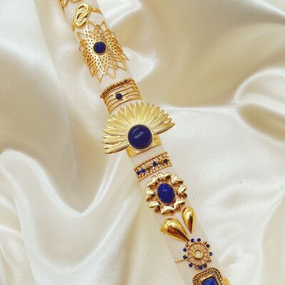 Lote de 10 anillos dorados y piedras de lapislázuli azul en exhibición