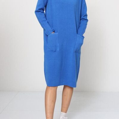 Abito dritto in maglia con ampie tasche: semplicità e comfort quotidiano